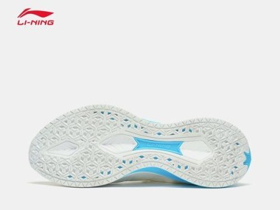 李宁Soft跑鞋的轻盈舒适给你奔跑的新感受（轻盈舒适、脚感细腻、科技先进，李宁Soft跑鞋让你畅快奔跑）